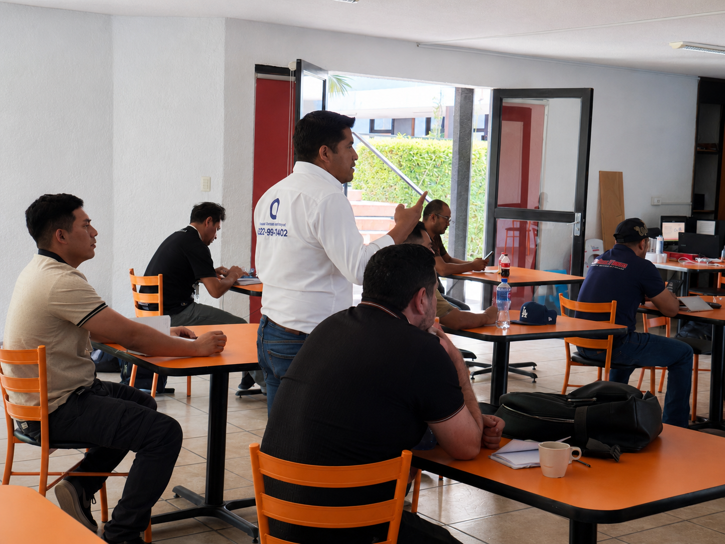 Material y ejercicios utilizados durante un taller de anuncios luminosos