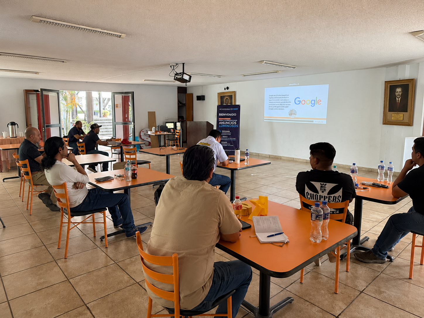 Participantes durante una dinámica de capacitación