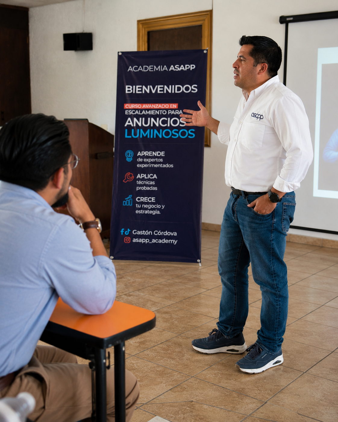 Gastón impartiendo un taller presencial sobre anuncios luminosos